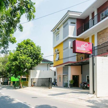Отель Reddoorz Syariah Near Purwosari Train Station Surakarta  Экстерьер фото