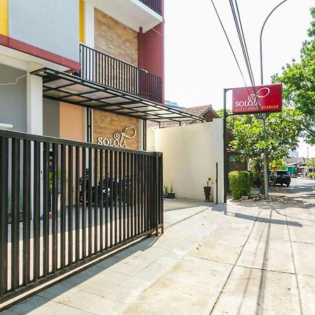 Отель Reddoorz Syariah Near Purwosari Train Station Surakarta  Экстерьер фото