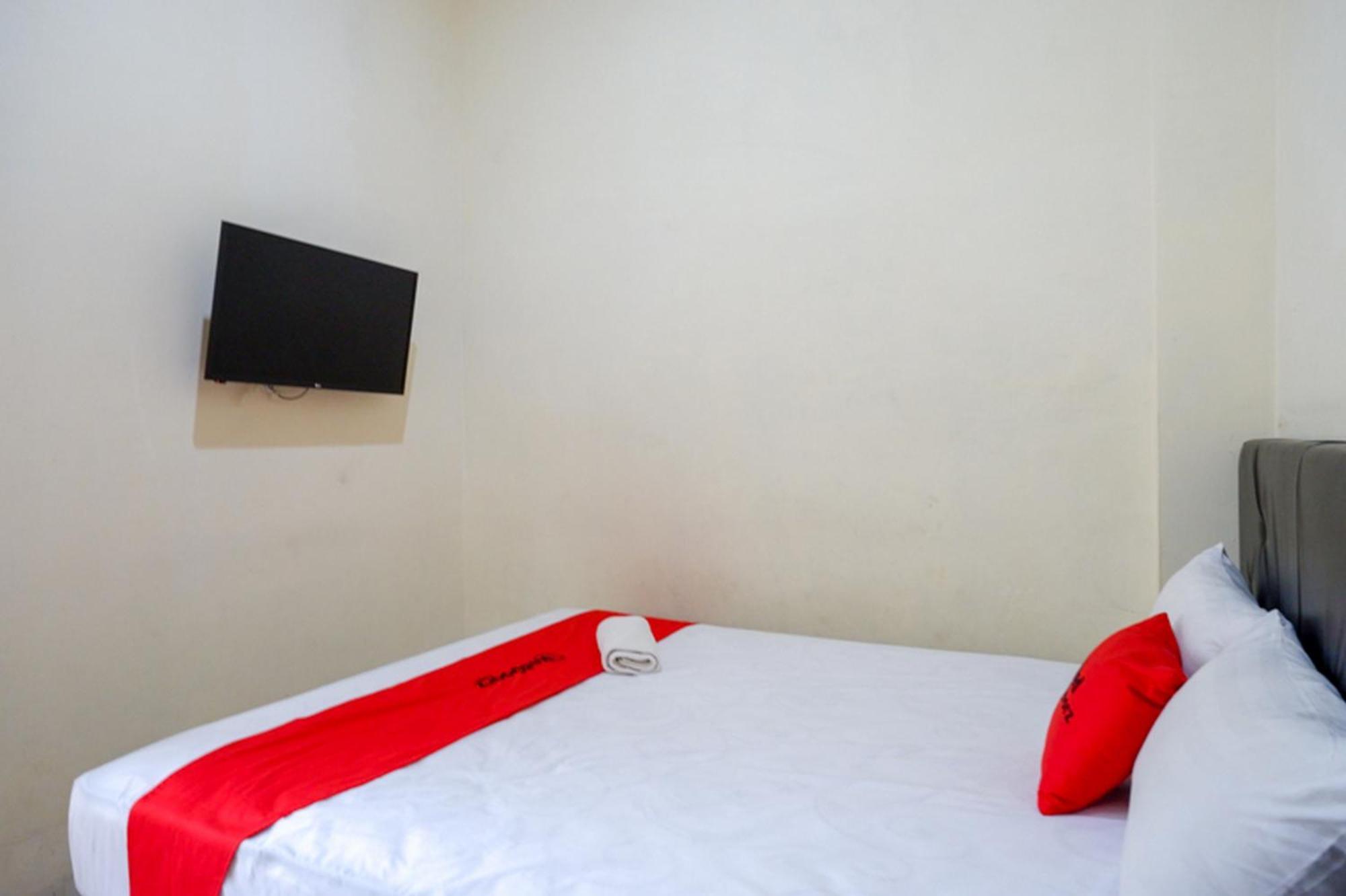 Отель Reddoorz Syariah Near Purwosari Train Station Surakarta  Экстерьер фото