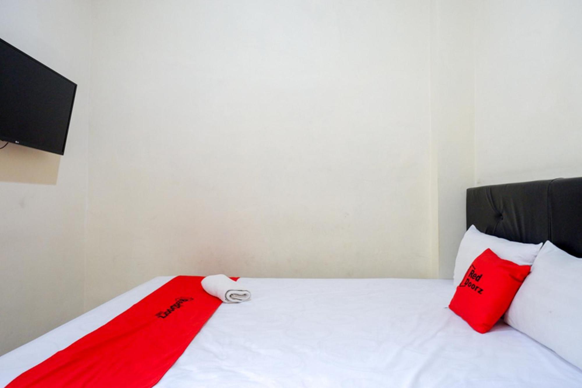 Отель Reddoorz Syariah Near Purwosari Train Station Surakarta  Экстерьер фото