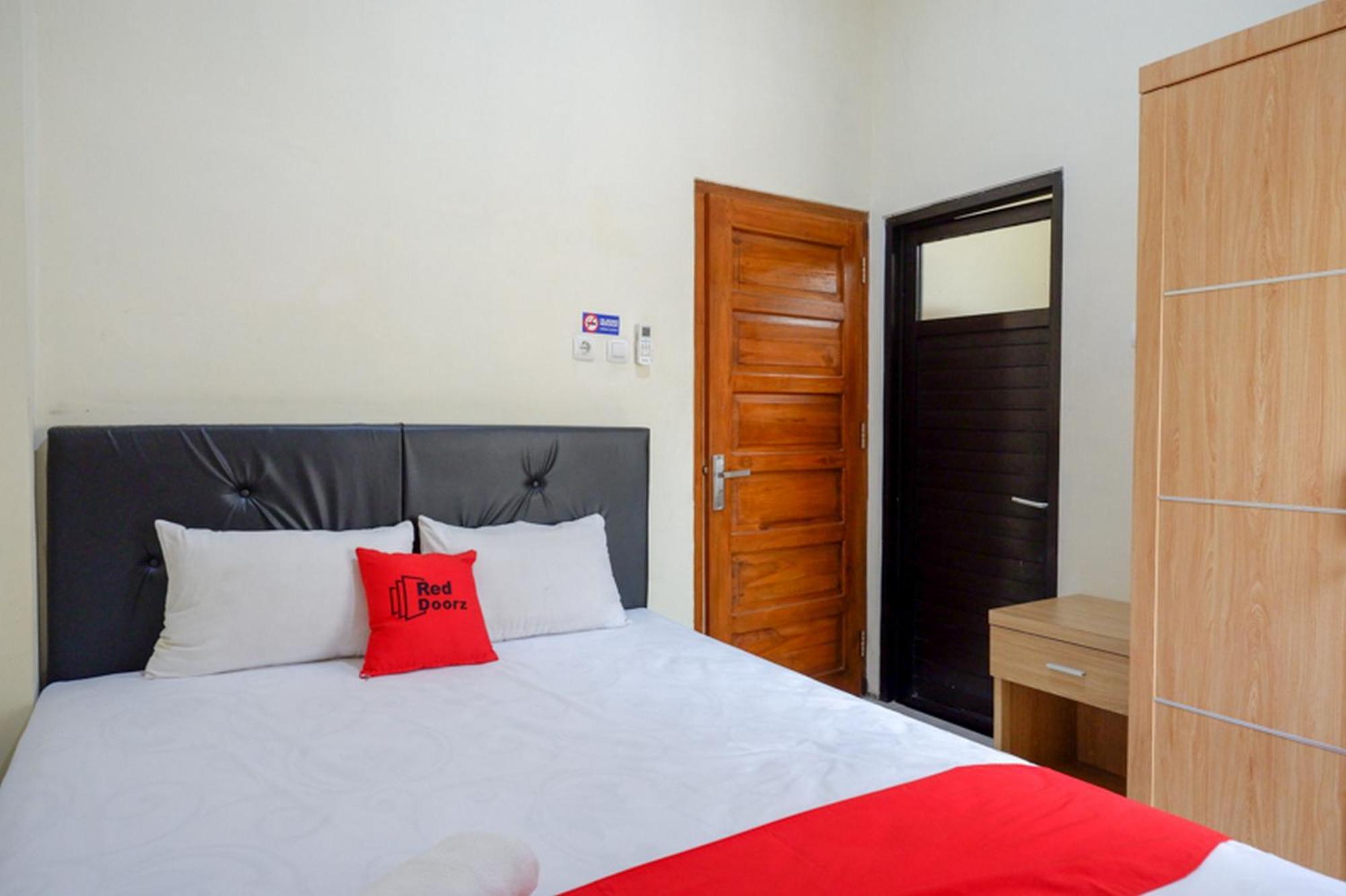 Отель Reddoorz Syariah Near Purwosari Train Station Surakarta  Экстерьер фото