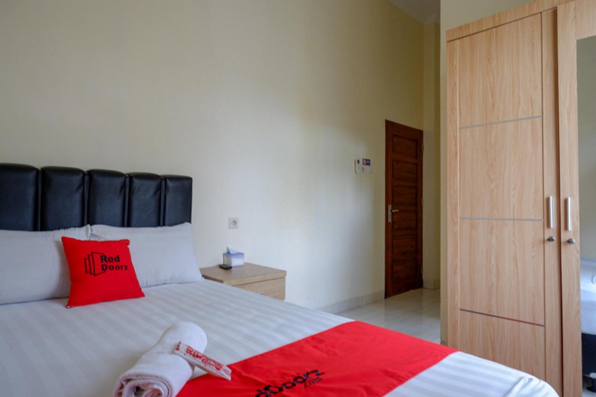 Отель Reddoorz Syariah Near Purwosari Train Station Surakarta  Экстерьер фото