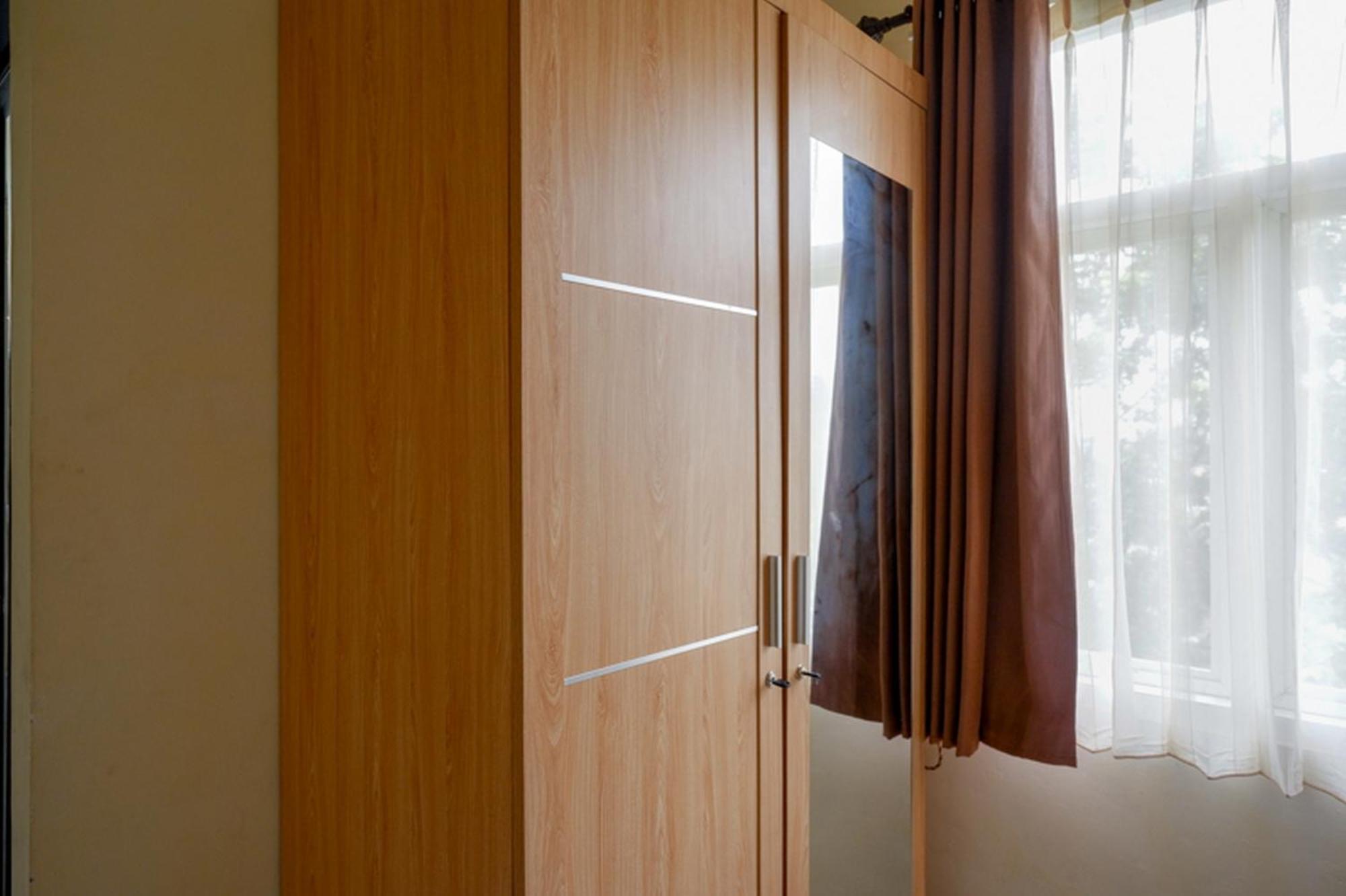 Отель Reddoorz Syariah Near Purwosari Train Station Surakarta  Экстерьер фото