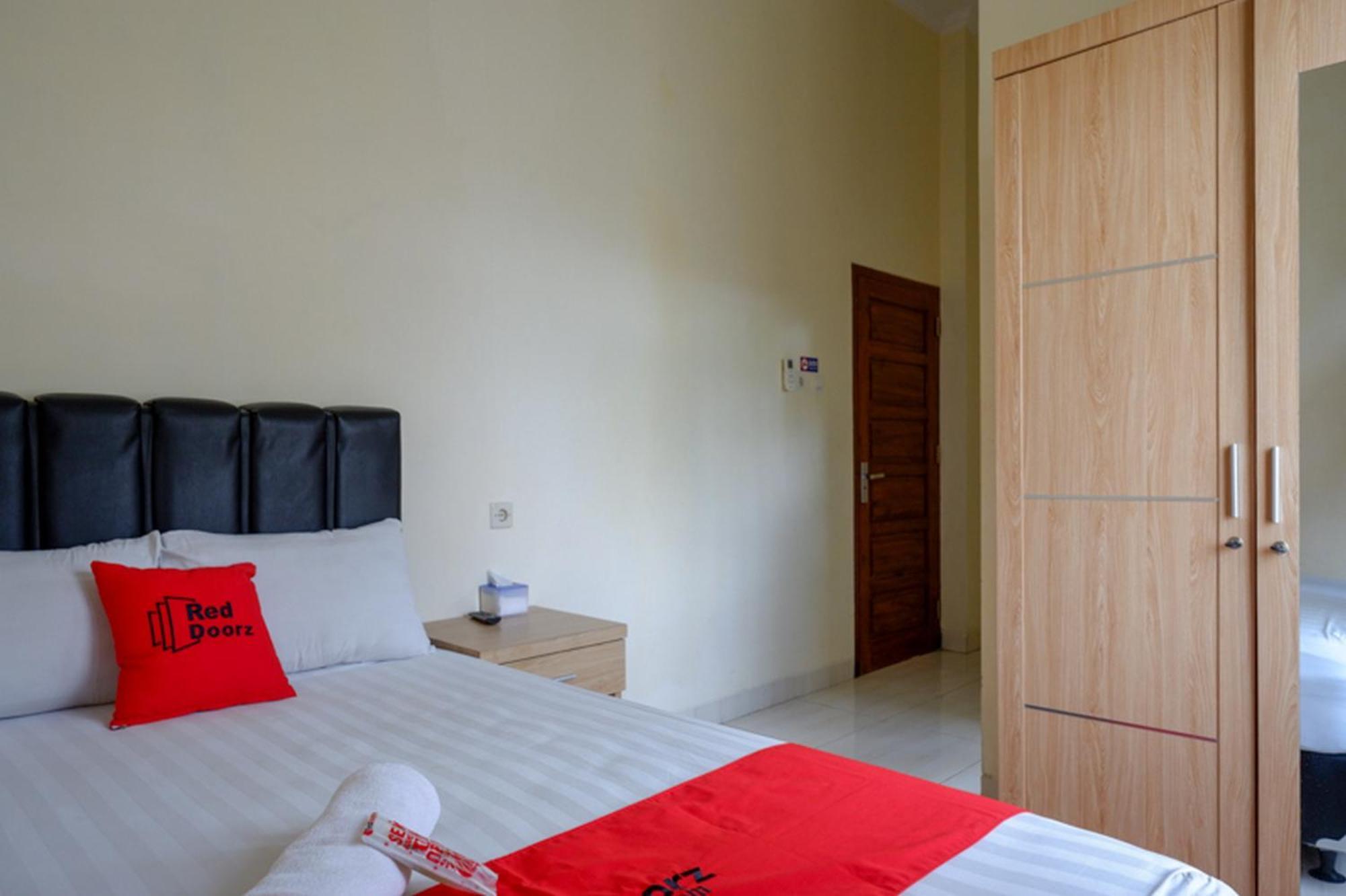 Отель Reddoorz Syariah Near Purwosari Train Station Surakarta  Экстерьер фото