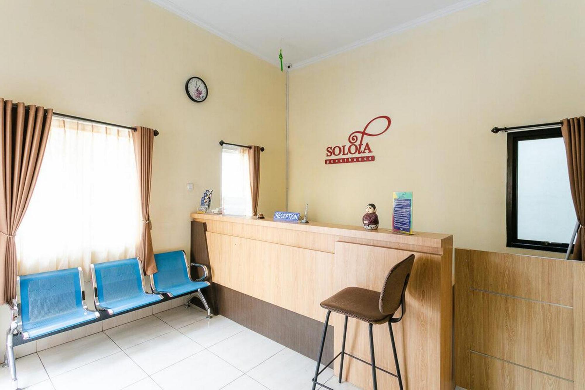 Отель Reddoorz Syariah Near Purwosari Train Station Surakarta  Экстерьер фото