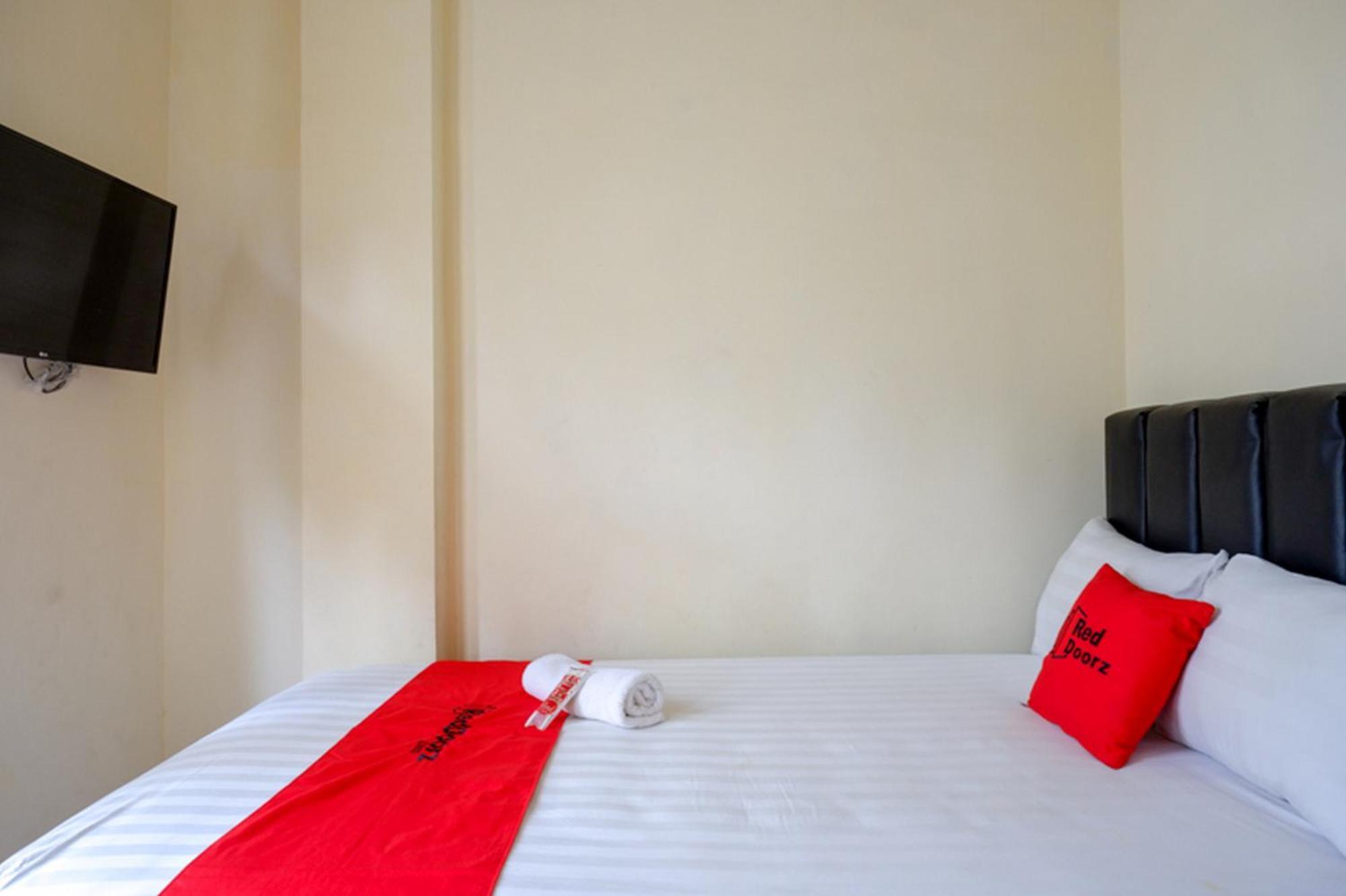 Отель Reddoorz Syariah Near Purwosari Train Station Surakarta  Экстерьер фото