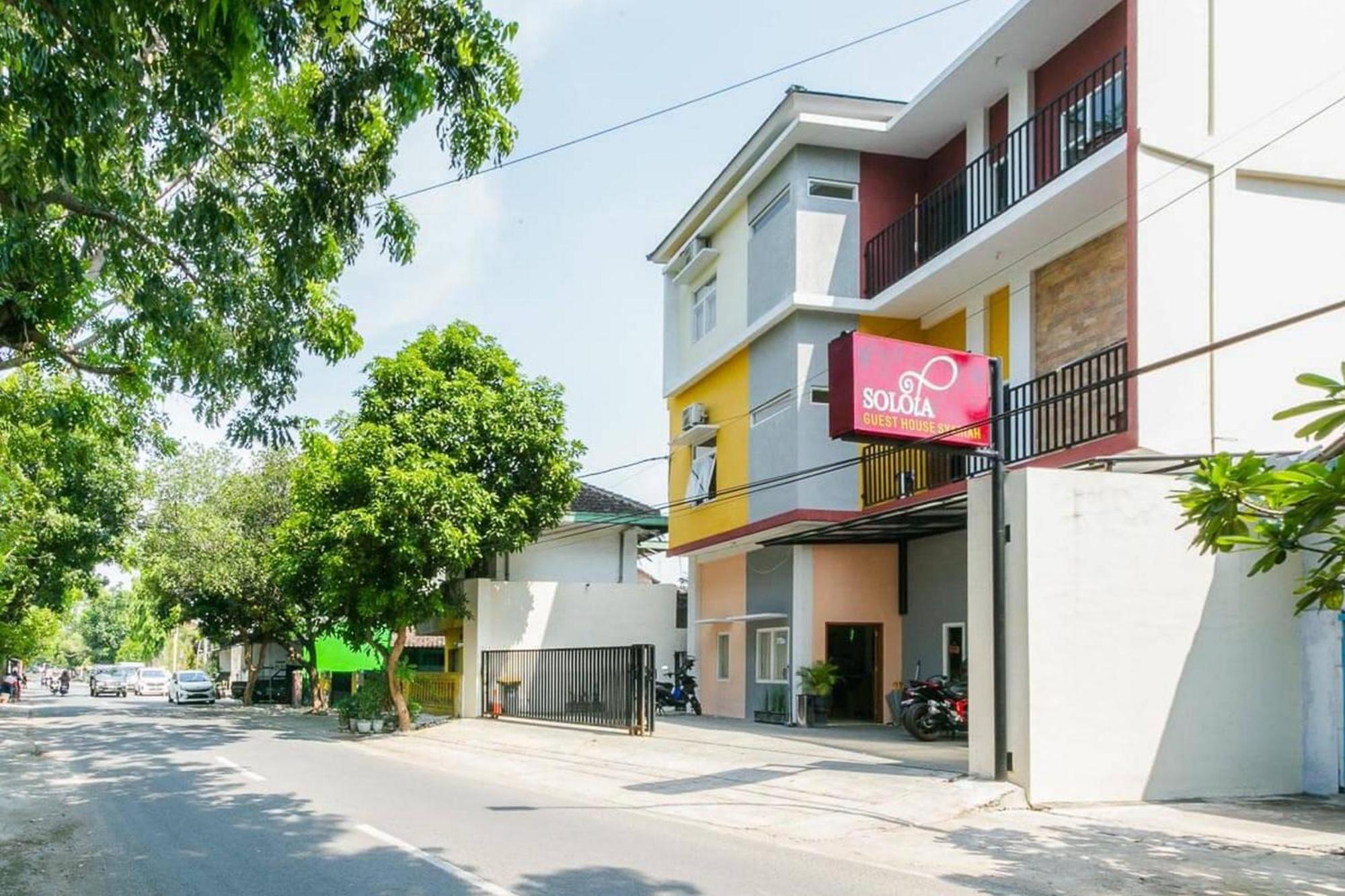 Отель Reddoorz Syariah Near Purwosari Train Station Surakarta  Экстерьер фото