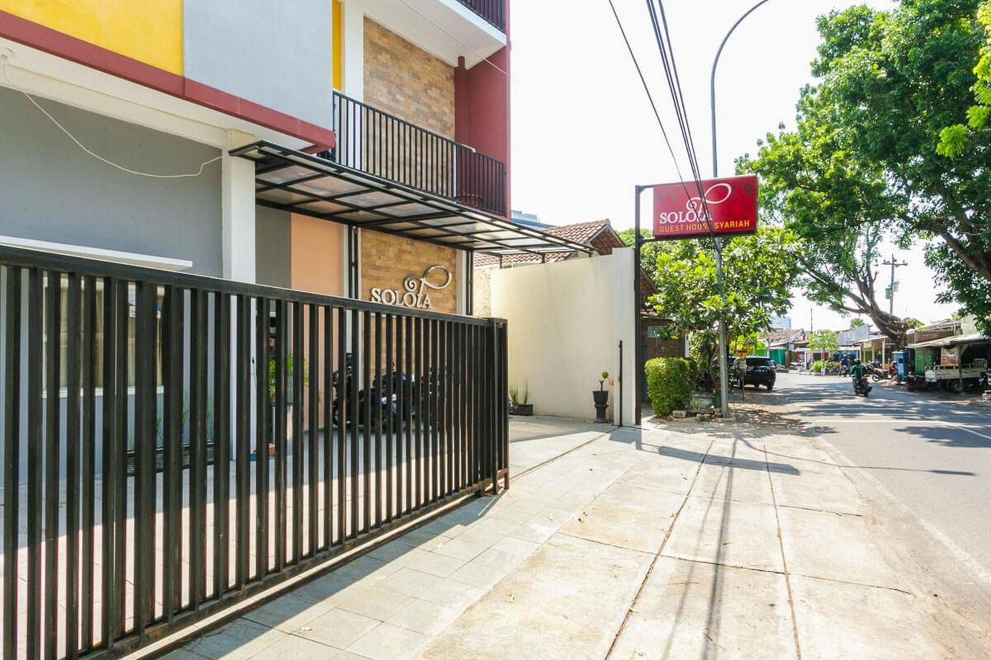 Отель Reddoorz Syariah Near Purwosari Train Station Surakarta  Экстерьер фото