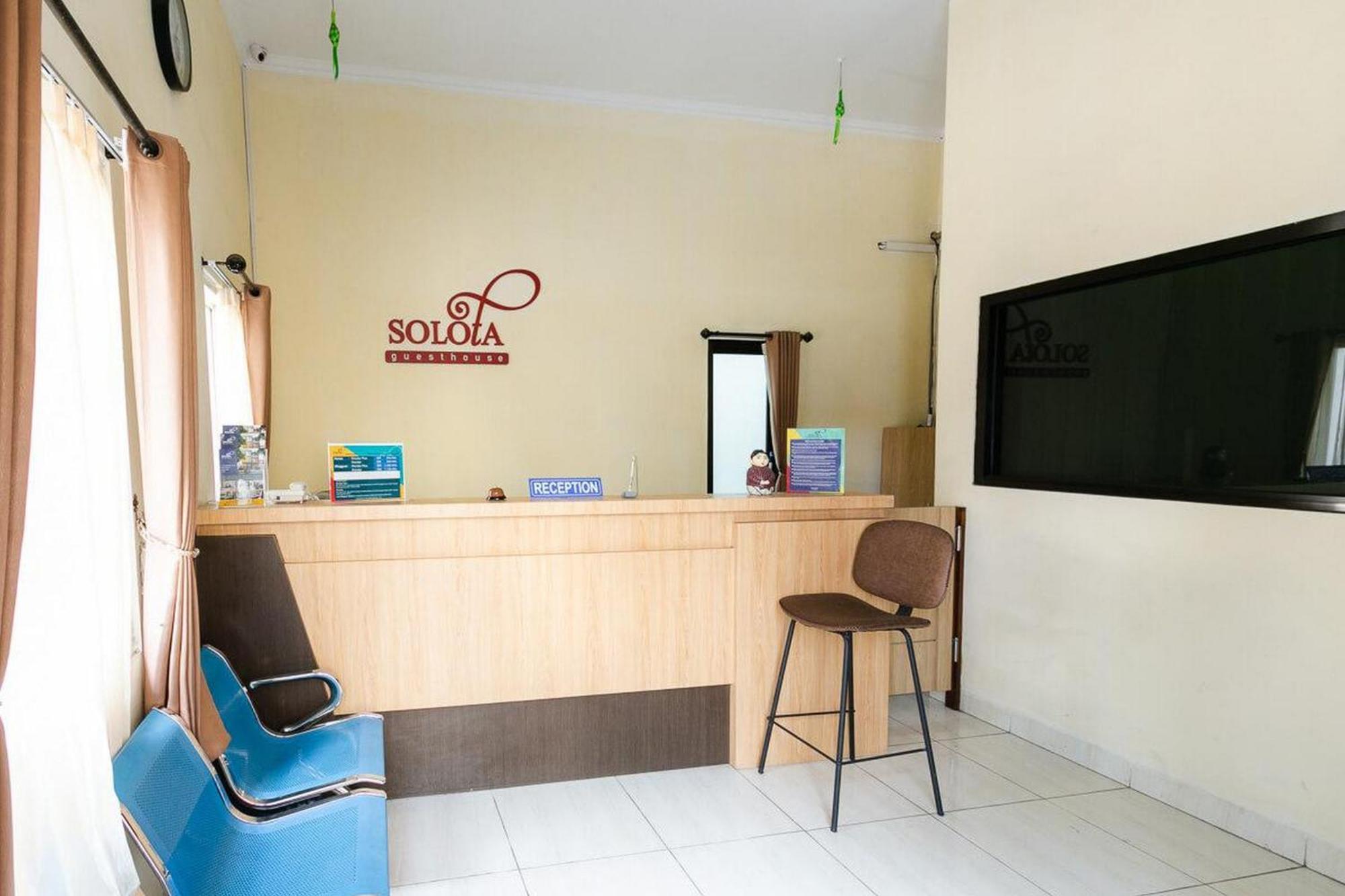 Отель Reddoorz Syariah Near Purwosari Train Station Surakarta  Экстерьер фото
