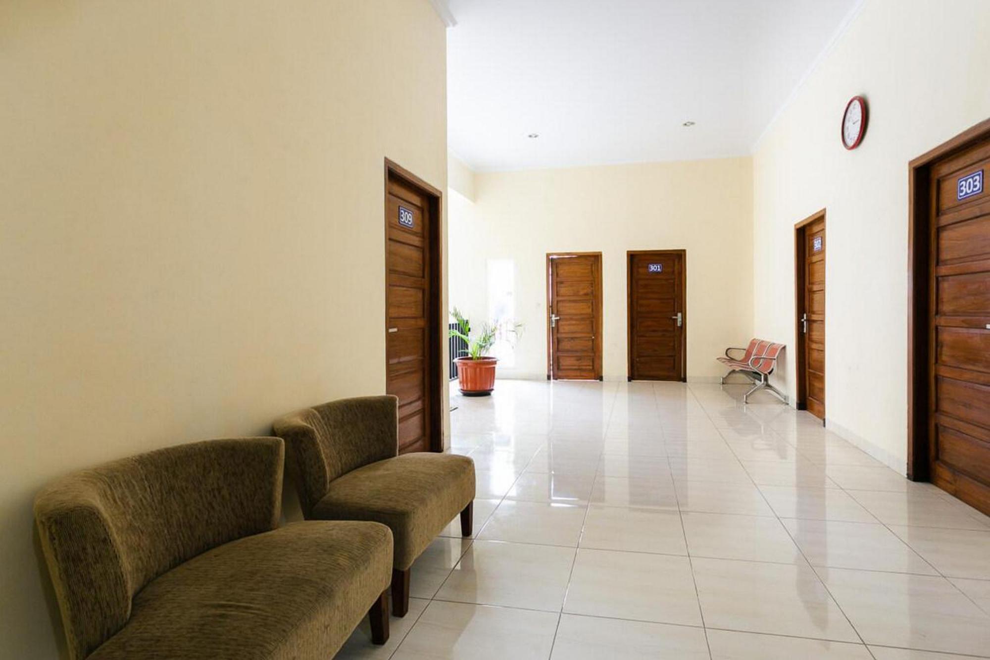 Отель Reddoorz Syariah Near Purwosari Train Station Surakarta  Экстерьер фото