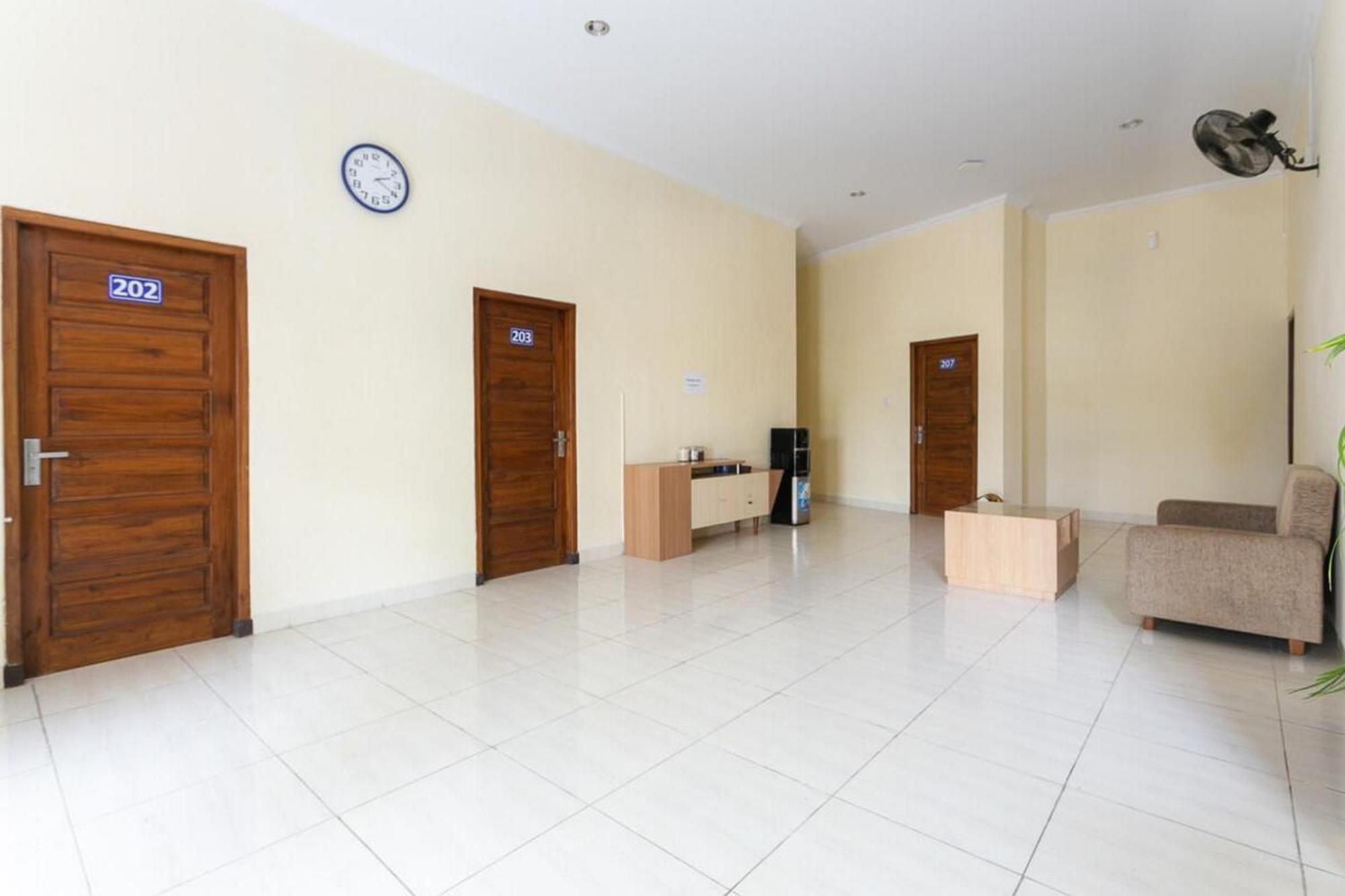 Отель Reddoorz Syariah Near Purwosari Train Station Surakarta  Экстерьер фото