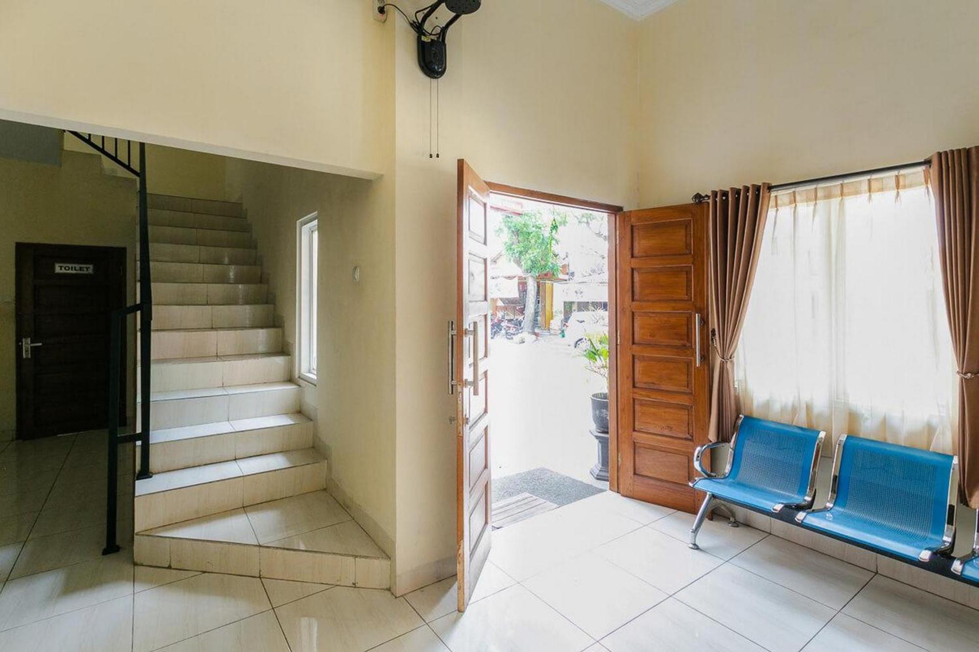 Отель Reddoorz Syariah Near Purwosari Train Station Surakarta  Экстерьер фото