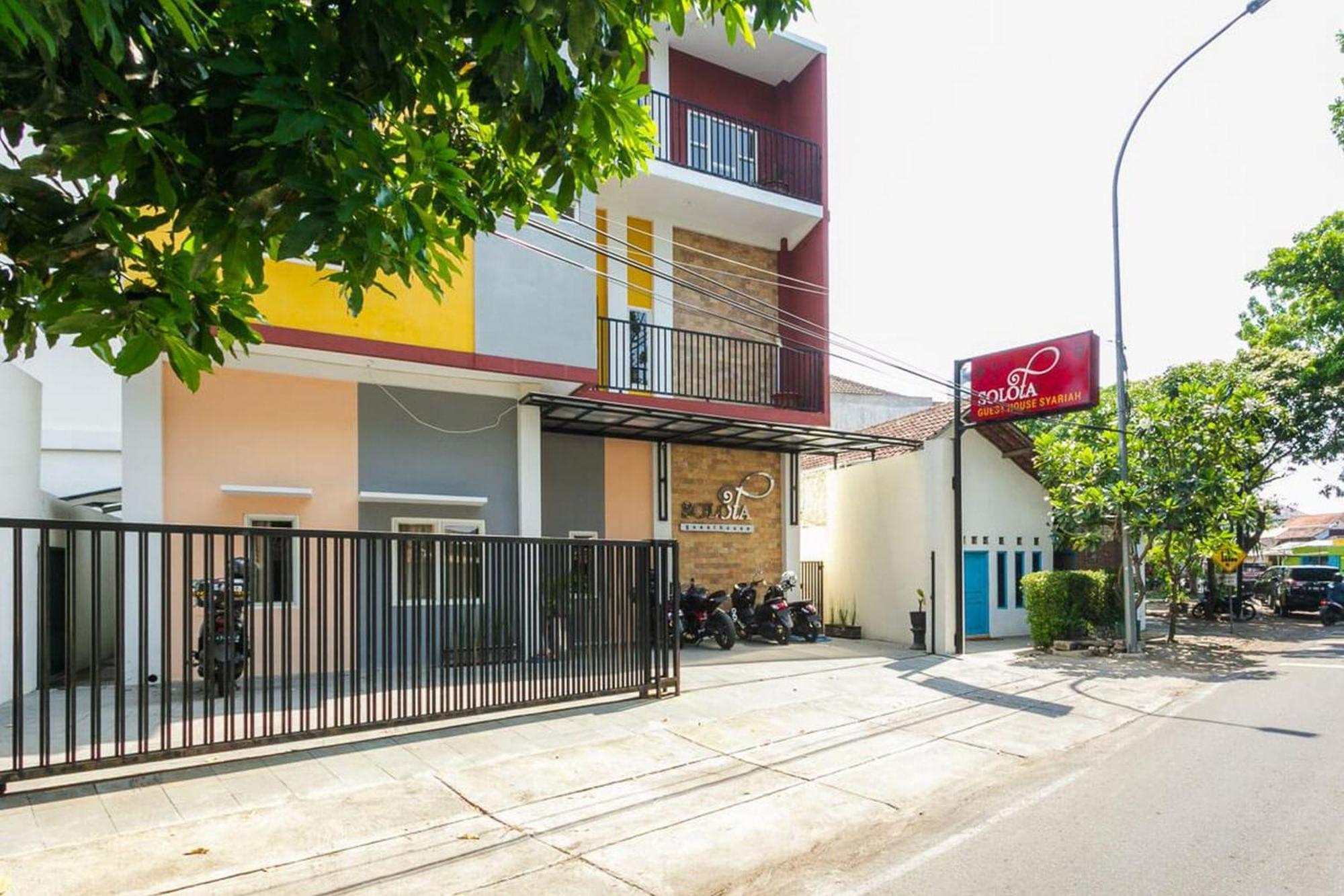 Отель Reddoorz Syariah Near Purwosari Train Station Surakarta  Экстерьер фото